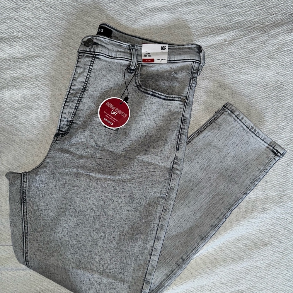 NWT Womens Light Gray Washed Jeans - skinny jeans